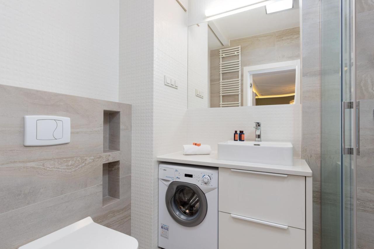 City Center Apartments Grzybowska With Parking By Noclegi Renters Warsawa Bagian luar foto