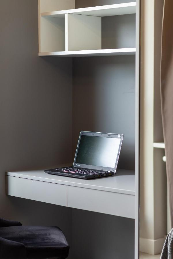 City Center Apartments Grzybowska With Parking By Noclegi Renters Warsawa Bagian luar foto