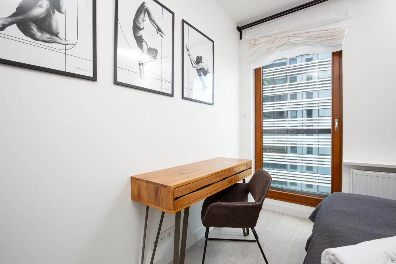 City Center Apartments Grzybowska With Parking By Noclegi Renters Warsawa Bagian luar foto