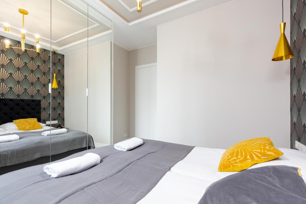 City Center Apartments Grzybowska With Parking By Noclegi Renters Warsawa Bagian luar foto